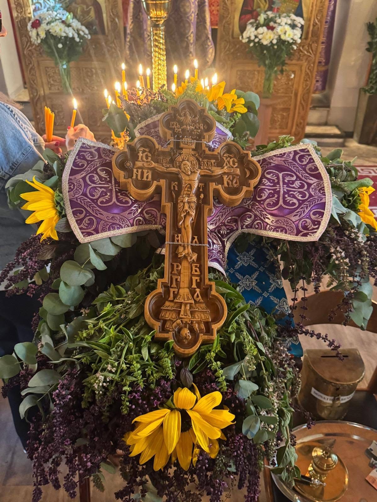 Sfânta și Dumnezeiasca Liturghie. Duminica Înălțării Cinstitei și de viață făcătoarei Cruci.